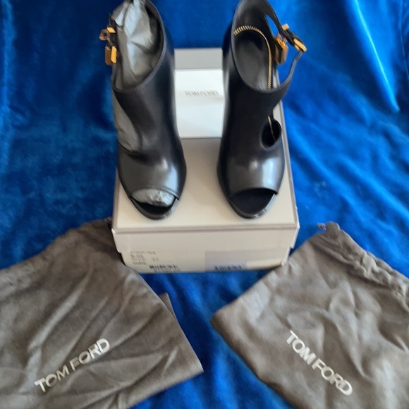 Tom Ford black sandal with gold key & lock size 37 - Picture 8 of 8